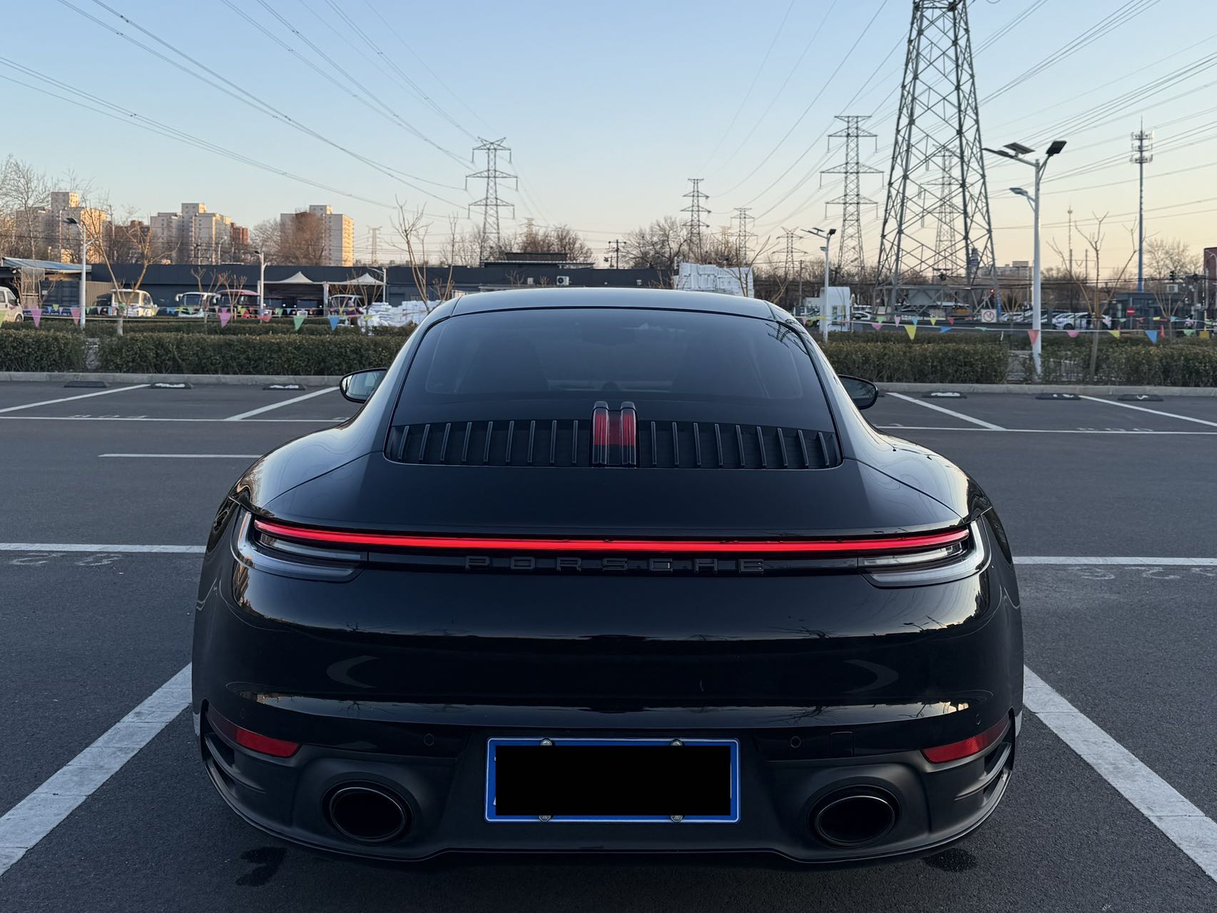 保时捷 911 Carrera (992.1) 黑车红内 5