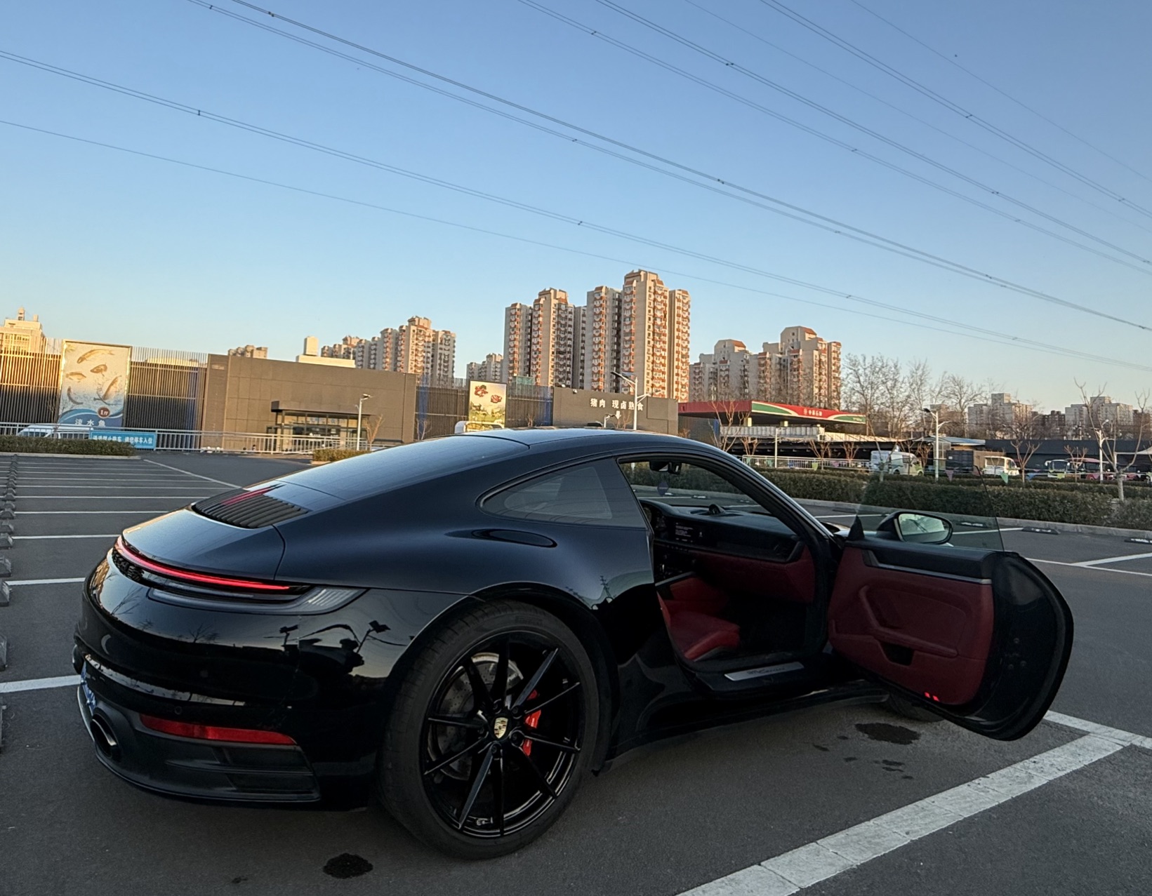 保时捷 911 Carrera (992.1) 黑车红内 6