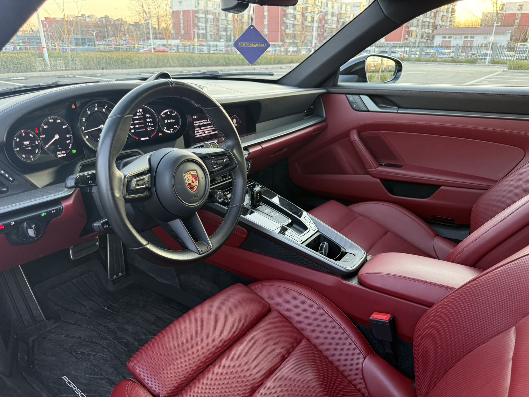 保时捷 911 Carrera (992.1) 黑车红内 7