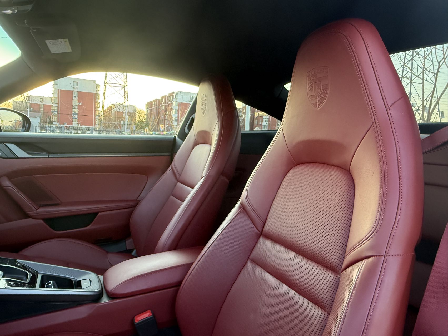 保时捷 911 Carrera (992.1) 黑车红内 8