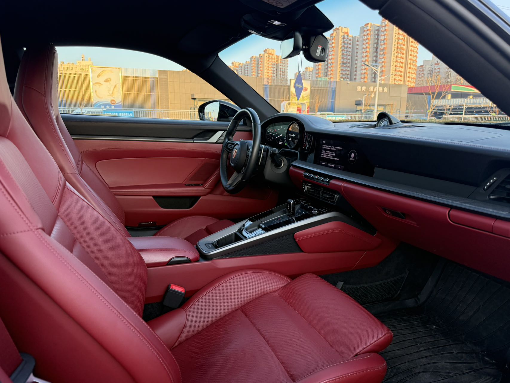 保时捷 911 Carrera (992.1) 黑车红内 9