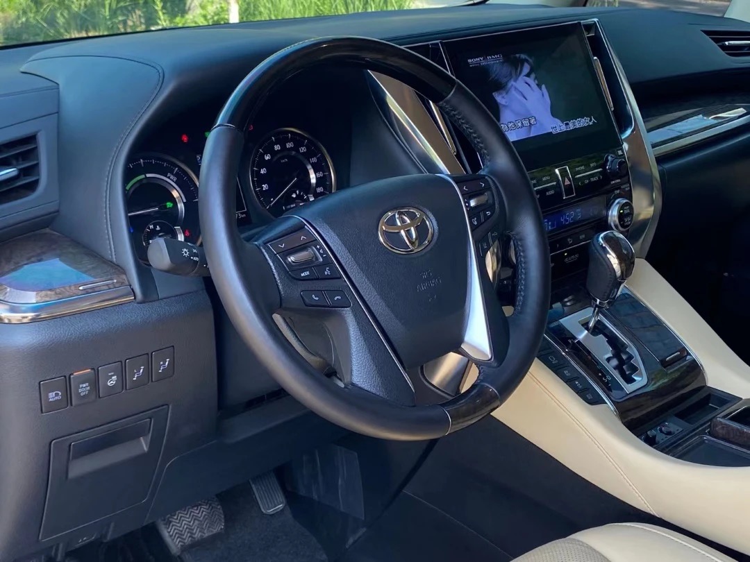 Toyota Alphard 3.5L 8
